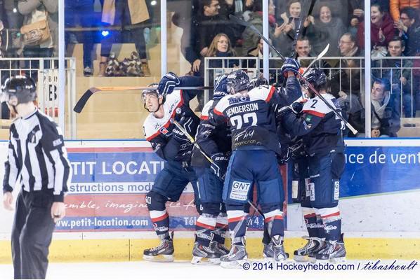 Photo hockey Ligue Magnus - Ligue Magnus : 11ème journée : Angers  vs Strasbourg  - Crowder tire et marque !