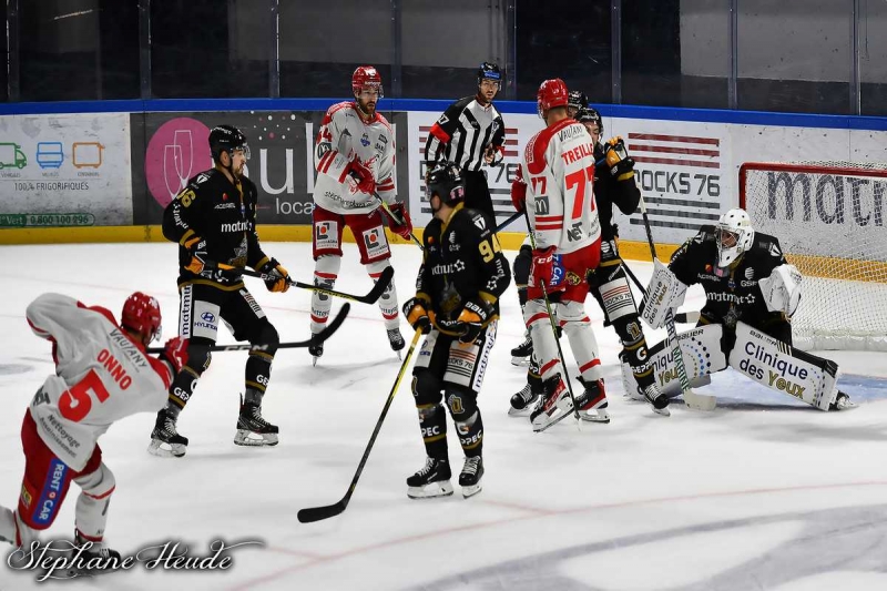 Photo hockey Ligue Magnus - Ligue Magnus : 12ème journée : Rouen vs Grenoble  - LM : Des dragons en taille patron.