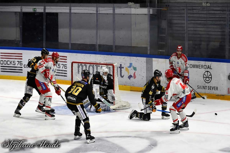 Photo hockey Ligue Magnus - Ligue Magnus : 12ème journée : Rouen vs Grenoble  - LM : Des dragons en taille patron.