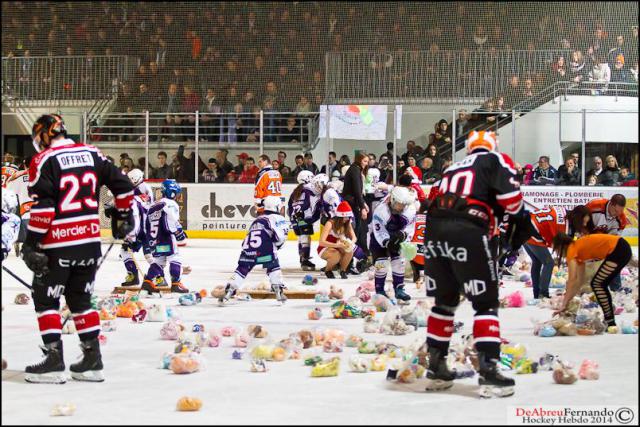 Photo hockey Ligue Magnus - Ligue Magnus : 14ème journée : Epinal  vs Amiens  - 3864 peluches et...deux points pour Epinal.