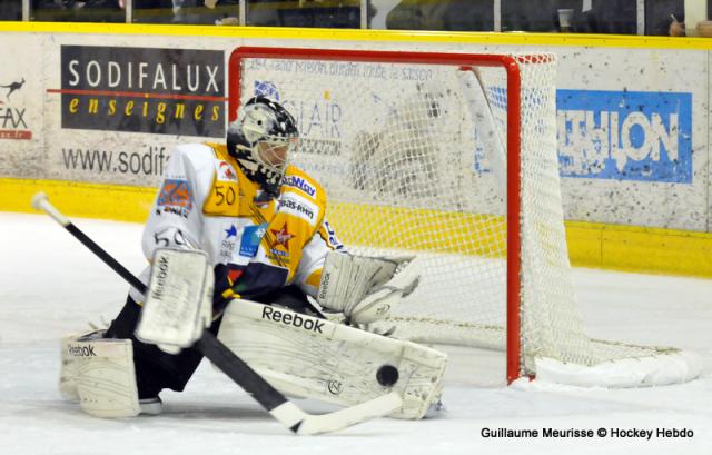 Photo hockey Ligue Magnus - Ligue Magnus : 17ème journée : Dijon  vs Strasbourg  - Messire le Duc touche la chouette