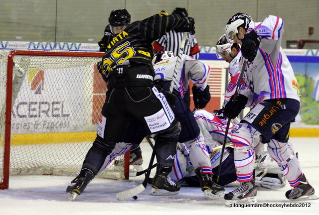 Photo hockey Ligue Magnus - Ligue Magnus : 1ère journée  : Rouen vs Epinal  - Une de chute pour les Dragons