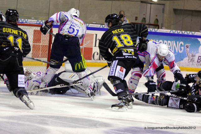 Photo hockey Ligue Magnus - Ligue Magnus : 1ère journée  : Rouen vs Epinal  - Une de chute pour les Dragons