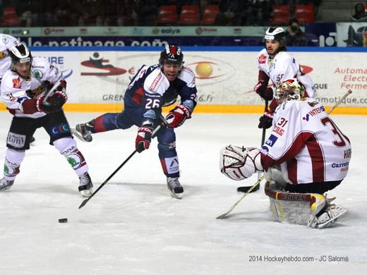 Photo hockey Ligue Magnus - Ligue Magnus : 20ème journée : Grenoble  vs Morzine-Avoriaz - Grenoble secoue le pingouin endormi