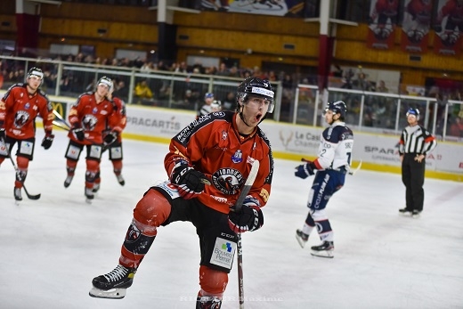 Photo hockey Ligue Magnus - Ligue Magnus : 27ème journée : Chamonix  vs Angers  - La folie s’empare de Richard Bozon !