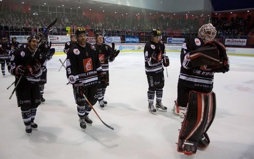 Photo hockey Ligue Magnus - Ligue Magnus : 33ème journée : Amiens  vs Epinal  - LM : Le Gamyo passe devant les Gothiques