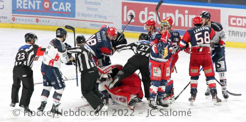 Photo hockey Ligue Magnus - Ligue Magnus : 33ème journée : Grenoble  vs Angers  - Enorme combat de hockey… mais pas que !