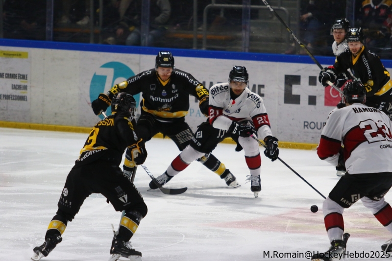 Photo hockey Ligue Magnus - Ligue Magnus : 41ème journée : Rouen vs Bordeaux - Le dragon croque le boxer.