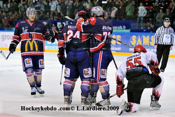 Photo hockey Ligue Magnus - Ligue Magnus : 5ème journée : Grenoble  vs Neuilly/Marne - Sivic ne fait pas les choses à Mitja!