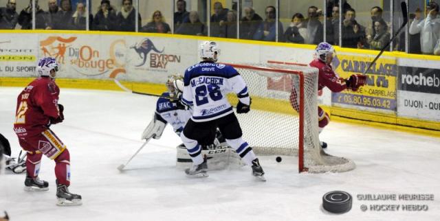 Photo hockey Ligue Magnus - Ligue Magnus : 6ème journée : Dijon  vs Gap  - Dijon pris dans les serres du rapace.