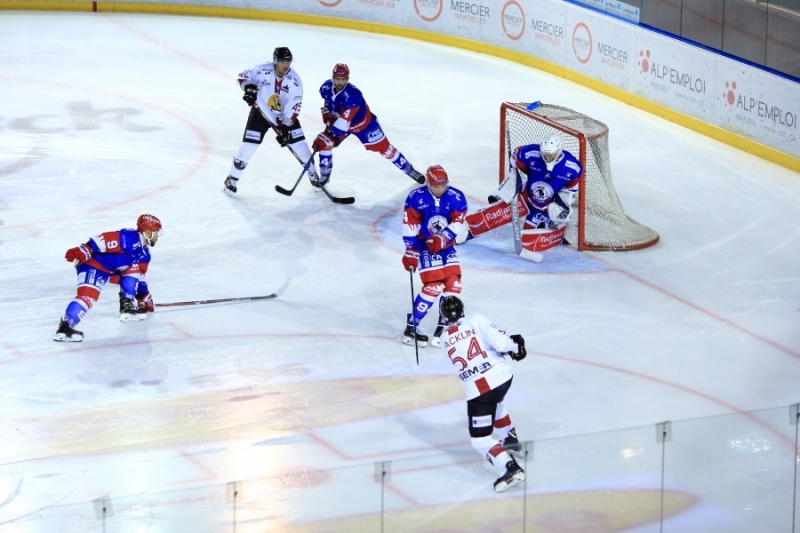 Photo hockey Ligue Magnus - Ligue Magnus : 6ème journée : Lyon vs Chamonix  - Lyon joue avec le feu