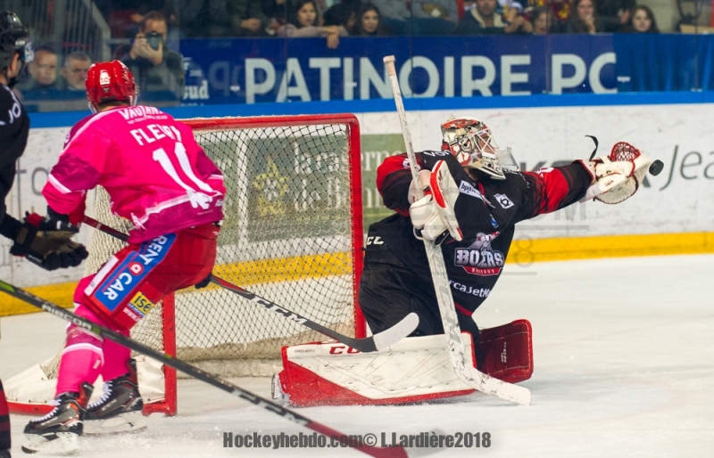 Photo hockey Ligue Magnus - Ligue Magnus : 9ème journée : Grenoble  vs Bordeaux - Grenoble tombe sur un os