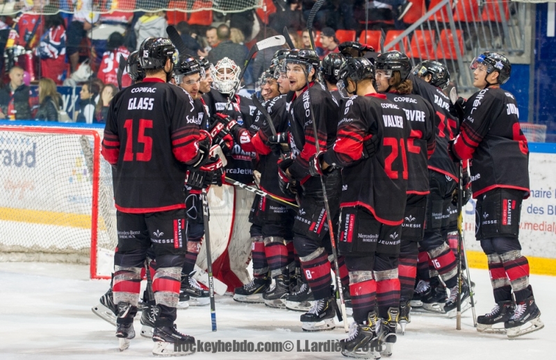 Photo hockey Ligue Magnus - Ligue Magnus : 9ème journée : Grenoble  vs Bordeaux - Grenoble tombe sur un os