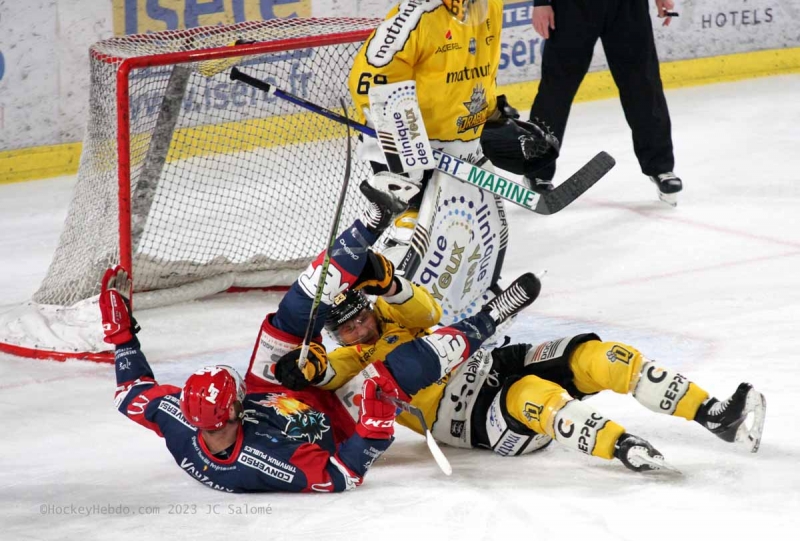 Photo hockey Ligue Magnus - Ligue Magnus - finale match 1 : Grenoble  vs Rouen - Grenoble frappe fort !