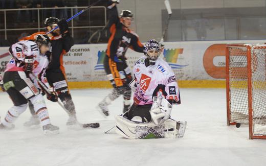 Photo hockey Ligue Magnus - LM - 20ème journée : Tours  vs Amiens  - Attention, bête blessée !