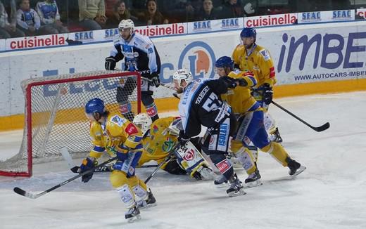Photo hockey Ligue Magnus - LM playoff, 1/2 finale, match 2 : Gap  vs Dijon  - Deuxième coup de bec des Rapaces