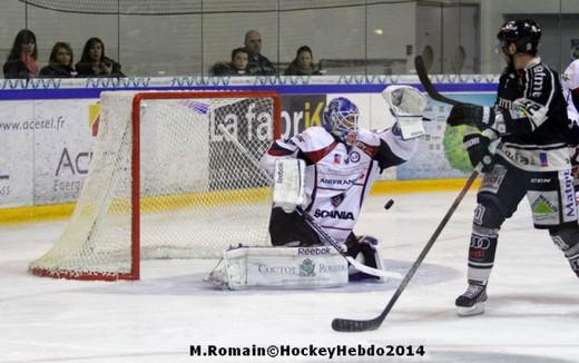 Photo hockey Ligue Magnus - LM playoff 1/2 finale, match 1 : Rouen vs Angers  - Rouen-Angers : "hold up" à l