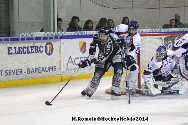 Photo hockey Ligue Magnus - LM playoff 1/2 finale, match 1 : Rouen vs Angers  - Rouen-Angers : "hold up" à l