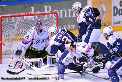 Photo hockey Ligue Magnus - LM Playoffs : 1er tour, match 5 : Grenoble  vs Epinal  - Grenoble à la peinalty