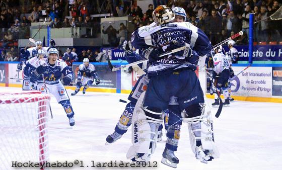 Photo hockey Ligue Magnus - LM Playoffs : 1er tour, match 5 : Grenoble  vs Epinal  - Grenoble à la peinalty