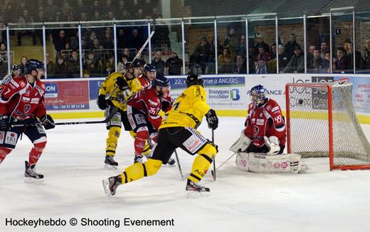 Photo hockey Ligue Magnus - LM Playoffs : Finale, match 1 : Angers  vs Rouen - Rouen frappe d’entrée 