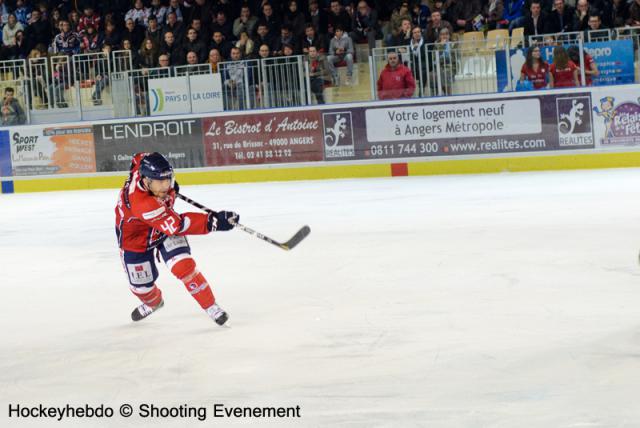 Photo hockey Ligue Magnus - LM Playoffs : Finale, match 1 : Angers  vs Rouen - Rouen frappe d’entrée 