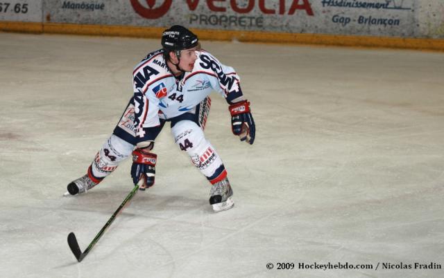 Photo hockey Ligue Magnus - Play-off : 1/2 finale, match 5 : Briançon  vs Angers  - Briançon avec le coeur