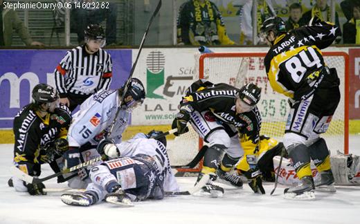 Photo hockey Ligue Magnus - Play-off Ligue Magnus : Finale, match 1 : Rouen vs Angers  - Les Ducs piègent les Dragons