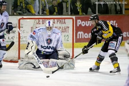 Photo hockey Ligue Magnus - Play-off Ligue Magnus : Finale, match 1 : Rouen vs Angers  - Les Ducs piègent les Dragons