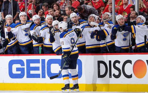 Photo hockey NHL : National Hockey League - AHL - NHL : National Hockey League - AHL - NHL : Chicago, un genou à terre.