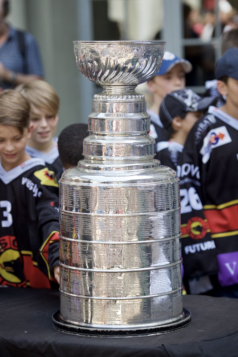 Photo hockey Suisse - Divers - Suisse - Divers - Mark Streit a présenté la Coupe Stanley aux Suisses
