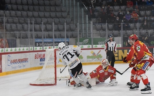 Photo hockey Suisse - National League -  : Bienne vs Fribourg - Le dragon évite les haches