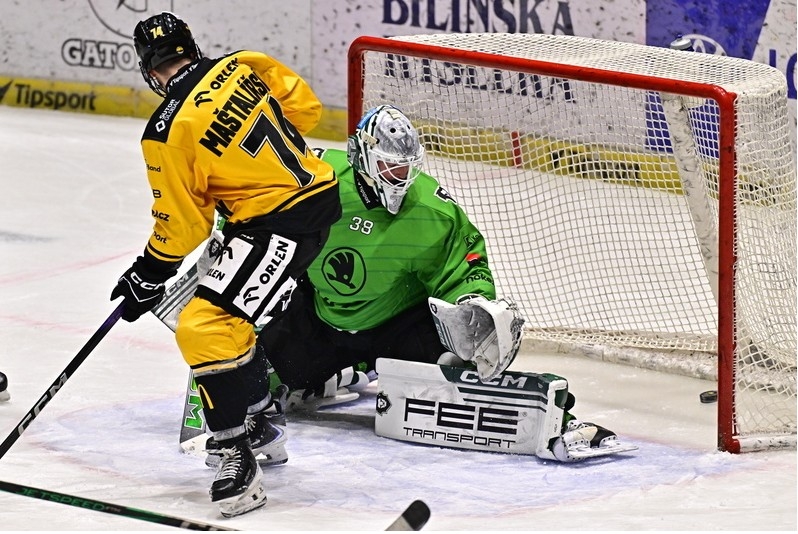Photo hockey TELH - Tipsport Extraliga Ledního Hokeje - TELH - Tipsport Extraliga Ledního Hokeje - TELH : Continuer de lutter