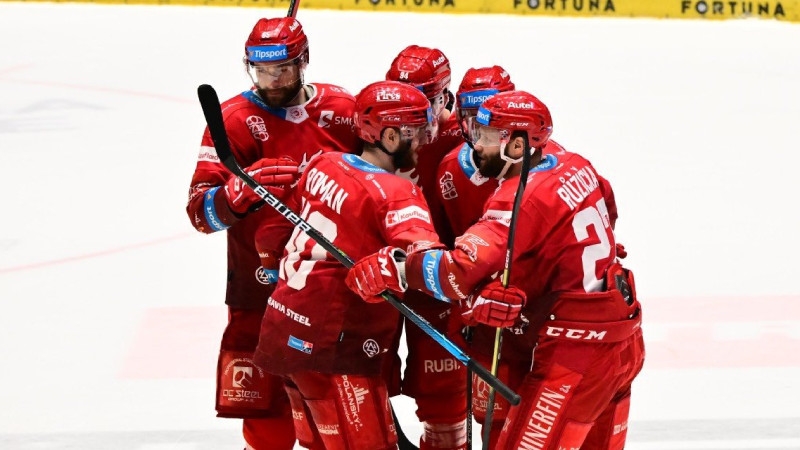 Photo hockey TELH - Tipsport Extraliga Ledního Hokeje - TELH - Tipsport Extraliga Ledního Hokeje - TELH : Le champion frappe le premier