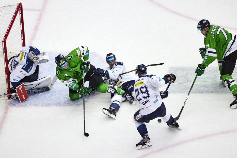Photo hockey TELH - Tipsport Extraliga Ledního Hokeje - TELH - Tipsport Extraliga Ledního Hokeje - TELH : Départ sur les chapeaux de roues