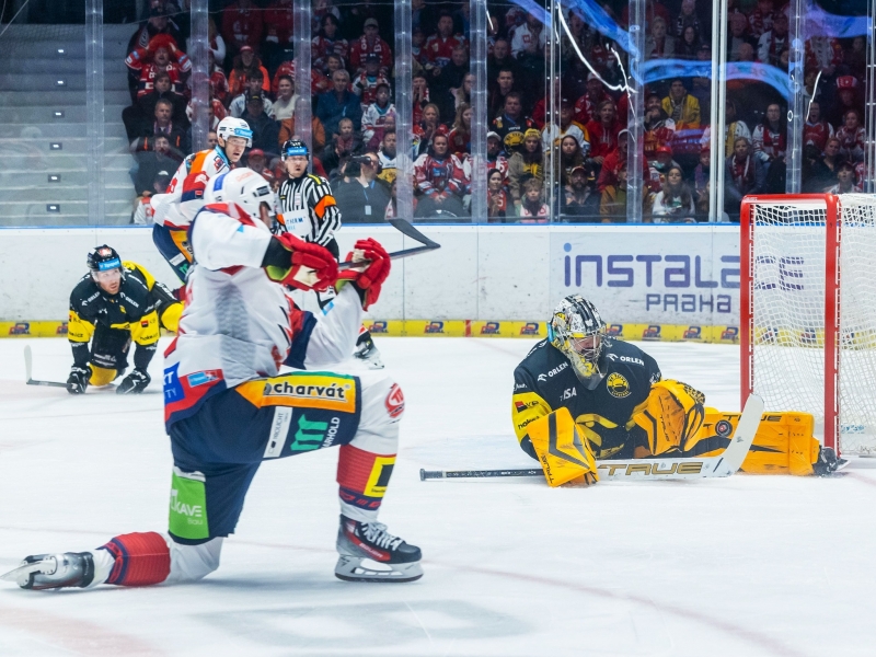 Photo hockey TELH - Tipsport Extraliga Ledního Hokeje - TELH - Tipsport Extraliga Ledního Hokeje - TELH : La chute