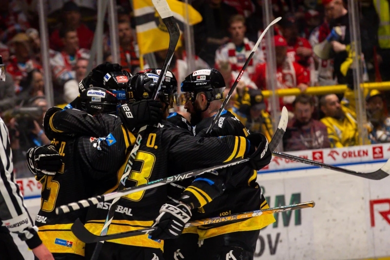 Photo hockey TELH - Tipsport Extraliga Ledního Hokeje - TELH - Tipsport Extraliga Ledního Hokeje - TELH : Les cartes en main