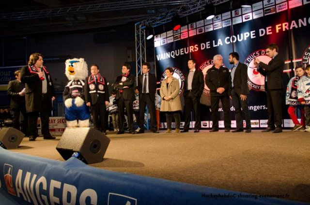 Photo hockey reportage Les Ducs partagent leur bonheur