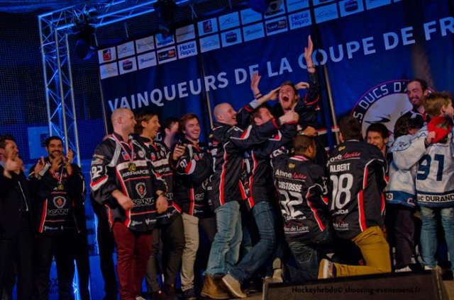 Photo hockey reportage Les Ducs partagent leur bonheur
