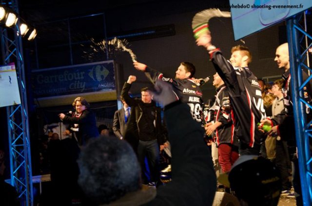 Photo hockey reportage Les Ducs partagent leur bonheur
