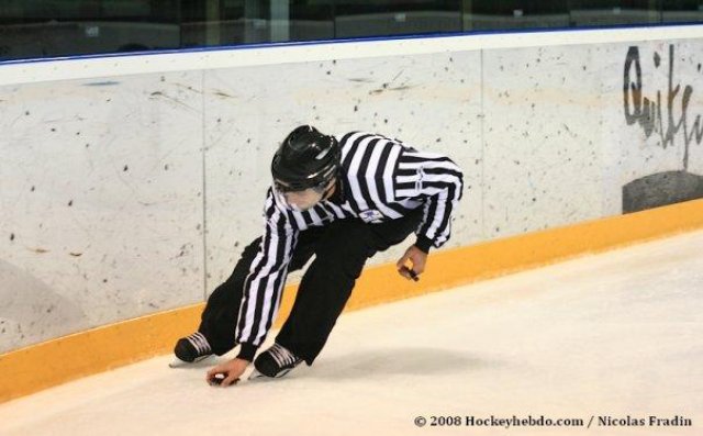Photo hockey reportage Les arbitres en folie...