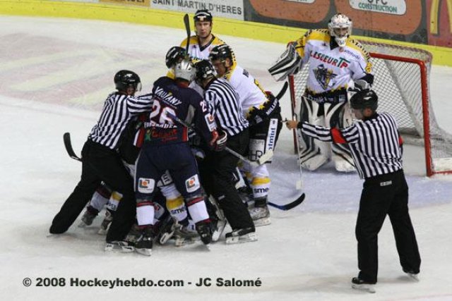 Photo hockey reportage Les arbitres en folie...