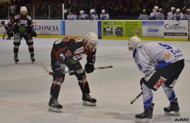 Photo hockey match La Roche-sur-Yon - Courchevel-Méribel-Pralognan le 04/04/2015