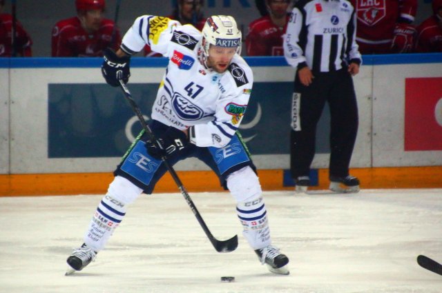 Photo hockey reportage NLA: Zuri n'a pas résisté