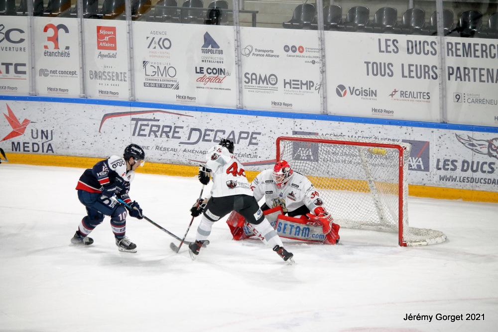 Angers  3 - 0 Chamonix 
