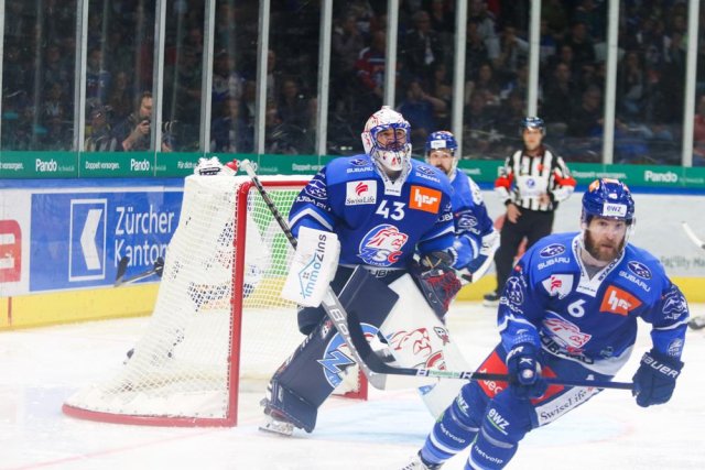 Photo hockey match Zürich - Zug le 25/04/2022