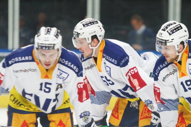 Photo hockey match Zürich - Zug le 25/04/2022