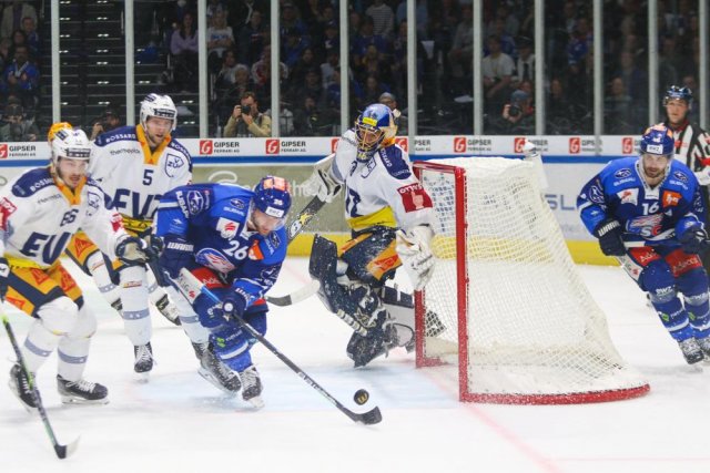 Photo hockey match Zürich - Zug le 25/04/2022