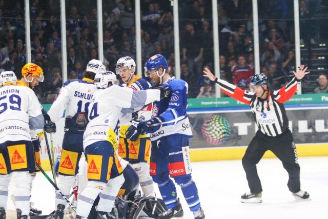 Photo hockey match Zürich - Zug le 25/04/2022