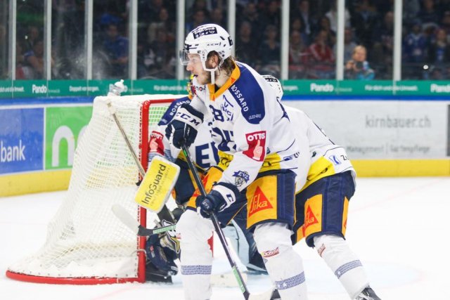 Photo hockey match Zürich - Zug le 25/04/2022